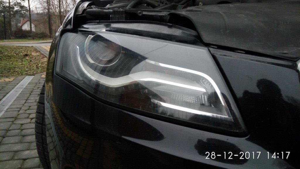 A4 B8 Lampa przód prawa widok .jpg