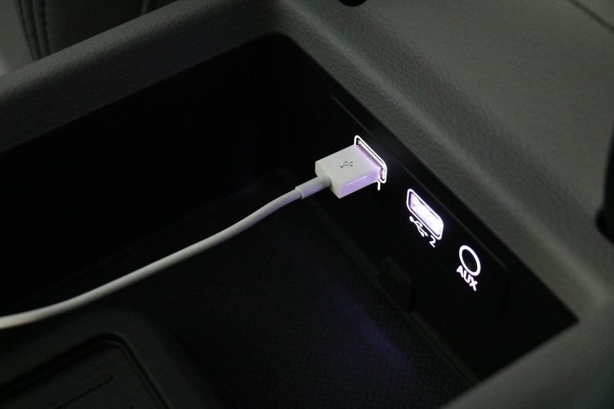 Aux q. Ауди q5 USB разъем. Audi a4 b8 USB разъем. Audi q3 USB. Audi a5 USB.