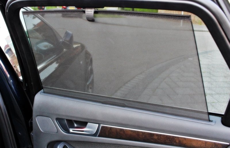 Więcej informacji o „Montaż rolet przeciwsłonecznych w drzwiach tylnych - Audi A4 B8”