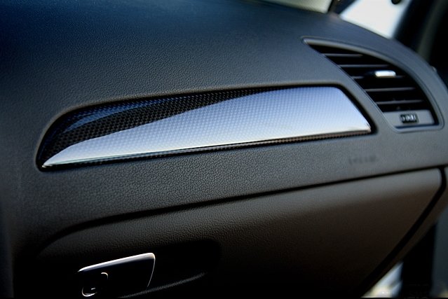 Więcej informacji o „Demontaż schowka pasażera - Audi A4 B8”