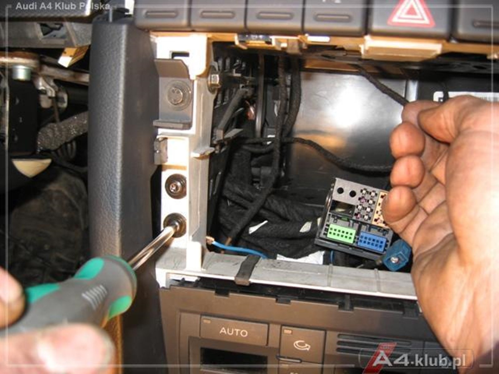 69931 - Upgrade systemu PDC (Parktronic) - czujniki z przodu, zdalne załączanie_40.jpg