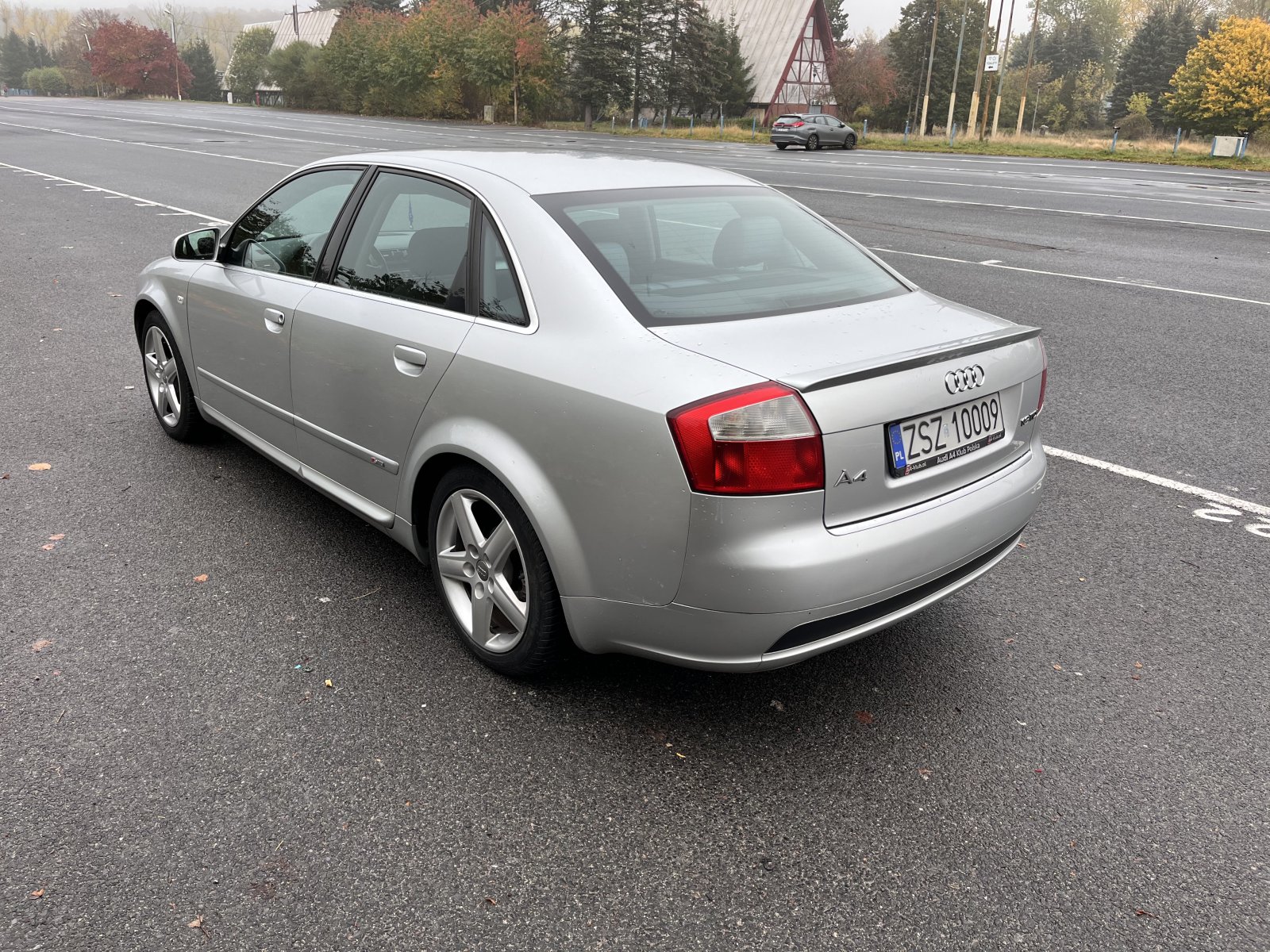 Audi A4 B6 bok i tył.jpeg