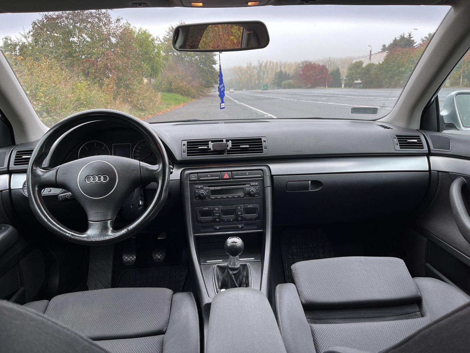 Audi A4 B6 środek.jpeg