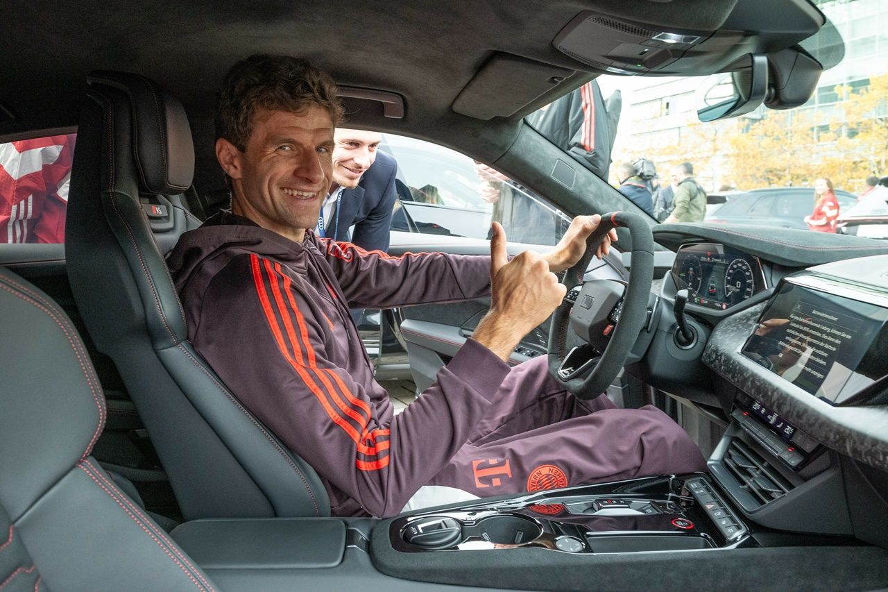Przekazanie pojazdu w Audi Piazza w Ingolstadt: Thomas Müller w tym sezonie jeździ Audi RS e-tron GT performance w kolorze Daytona Grey z efektem perłowym