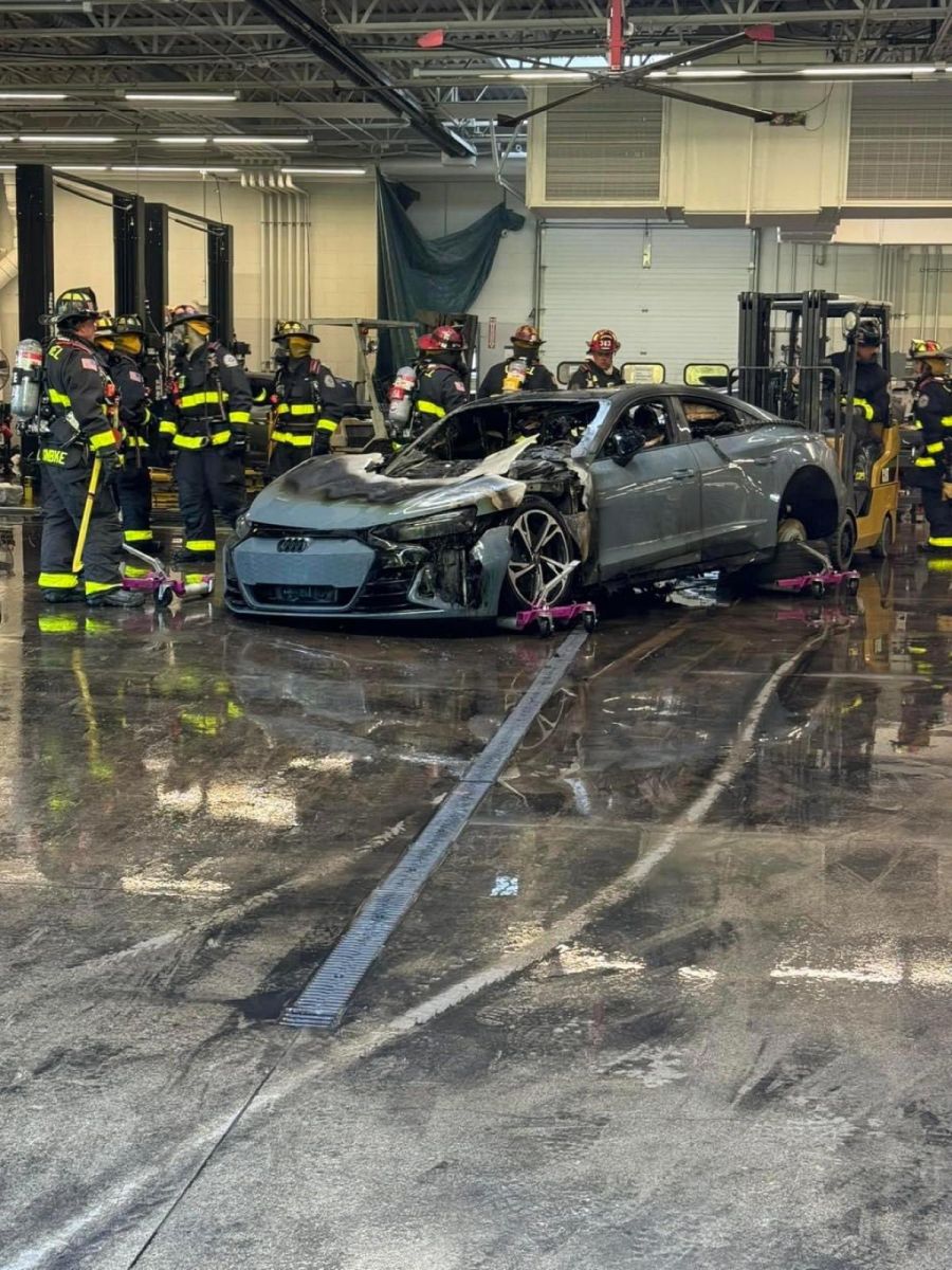 Częściowo spalony Audi e-tron GT