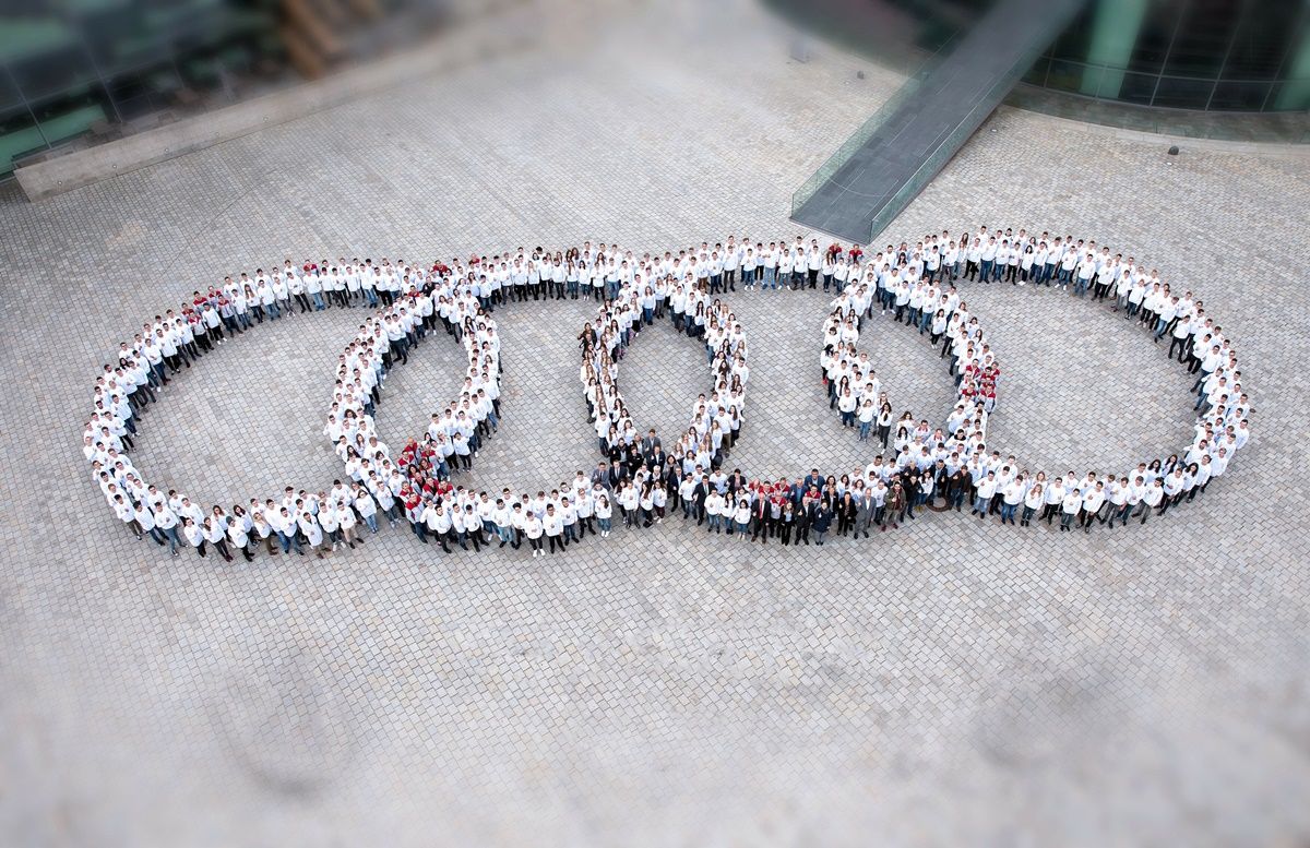Audi żyje solidarnością wewnątrz i na zewnątrz bram fabryki. Marka z czterema pierścieniami bierze odpowiedzialność za swoich pracowników i całe społeczeństwo.