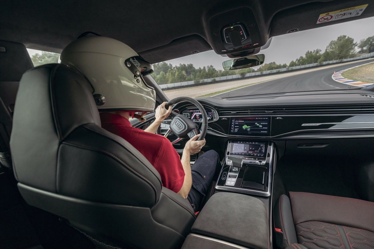 Projektant podwozia Roland Waschkau, który pracuje dla Audi od ponad 25 lat, wie, jak precyzyjnie poprowadzić RS Q8 Performance zgodnie z założeniami ParcMotor Castellolí.