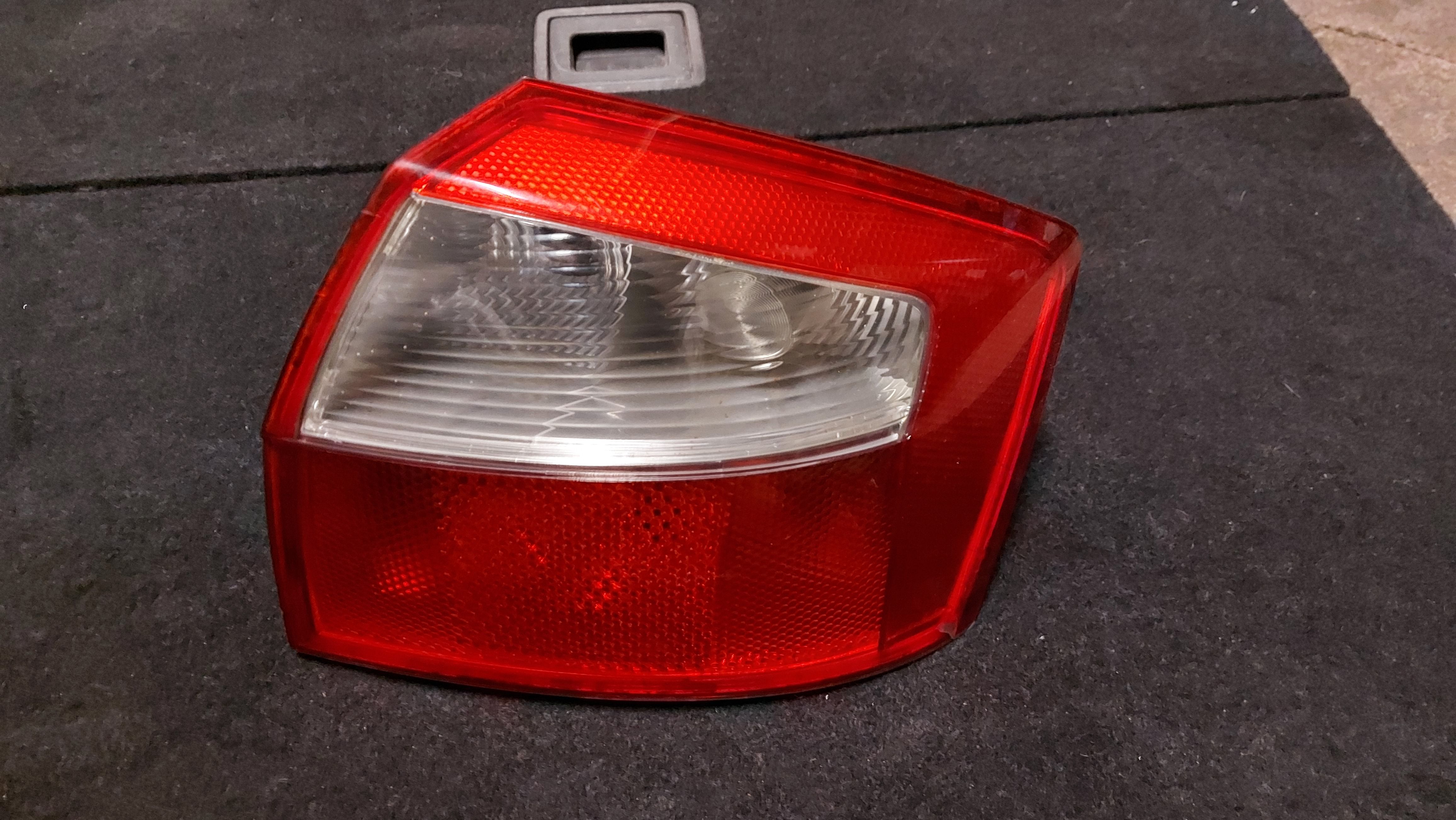 Lampa Prawy Tył Hella a4 b6 sedan