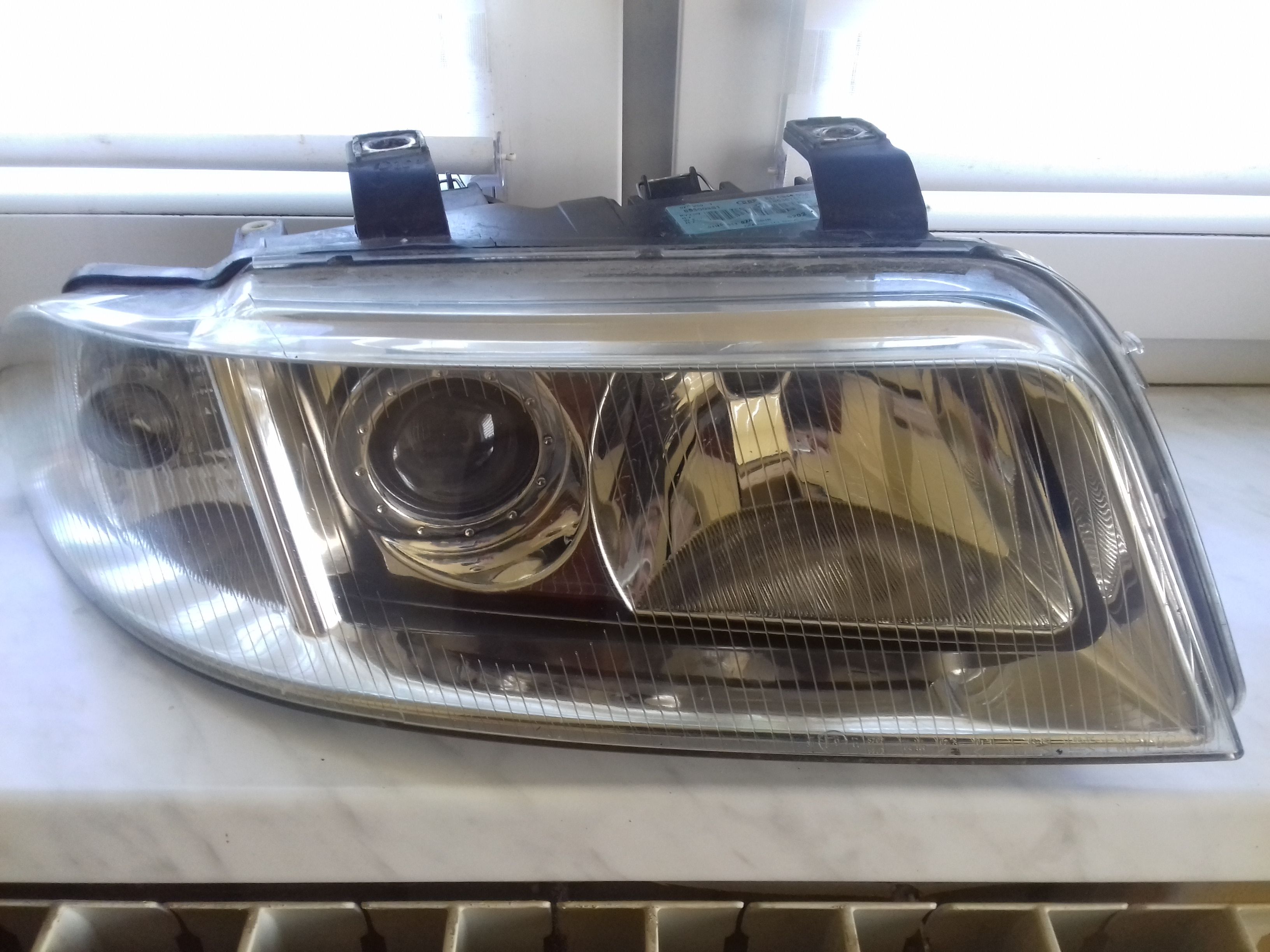 Audi A4 B5 Lift reflektor lampa prawa przód oryginał Valeo H7