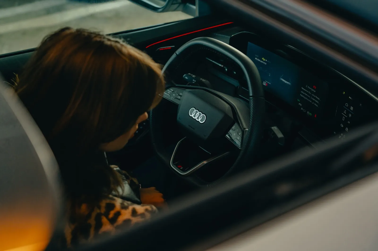 Natalia Hatalska prezentująca raport Audi „Droga do celu po nowemu” na tle nowoczesnego modelu Audi - 4.webp
