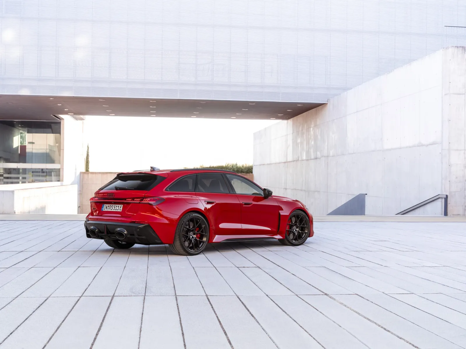Widok z boku na nowe Audi RS 5 Avant.webp