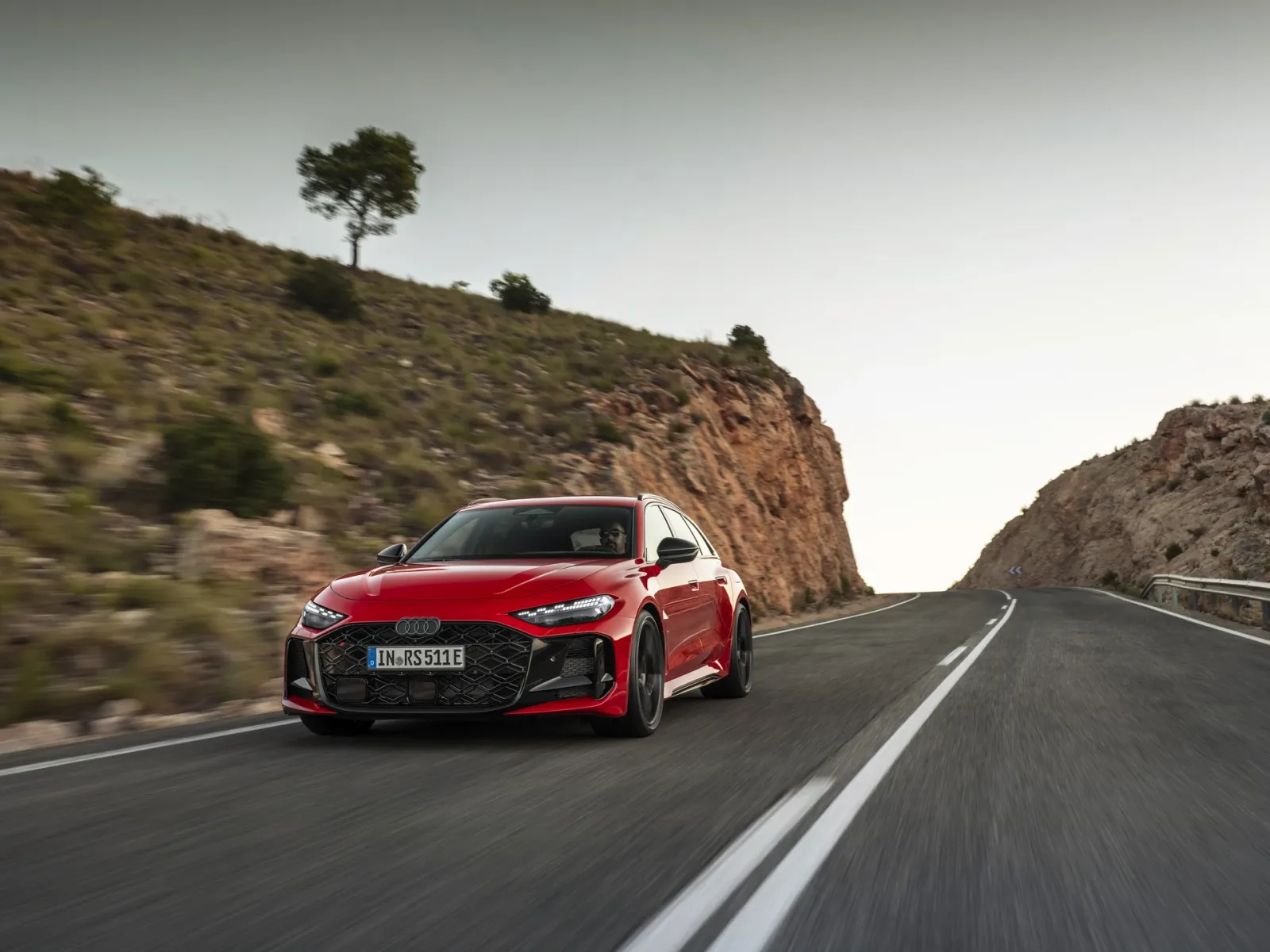 Widok z przodu na nowe Audi RS 5 Avant.webp