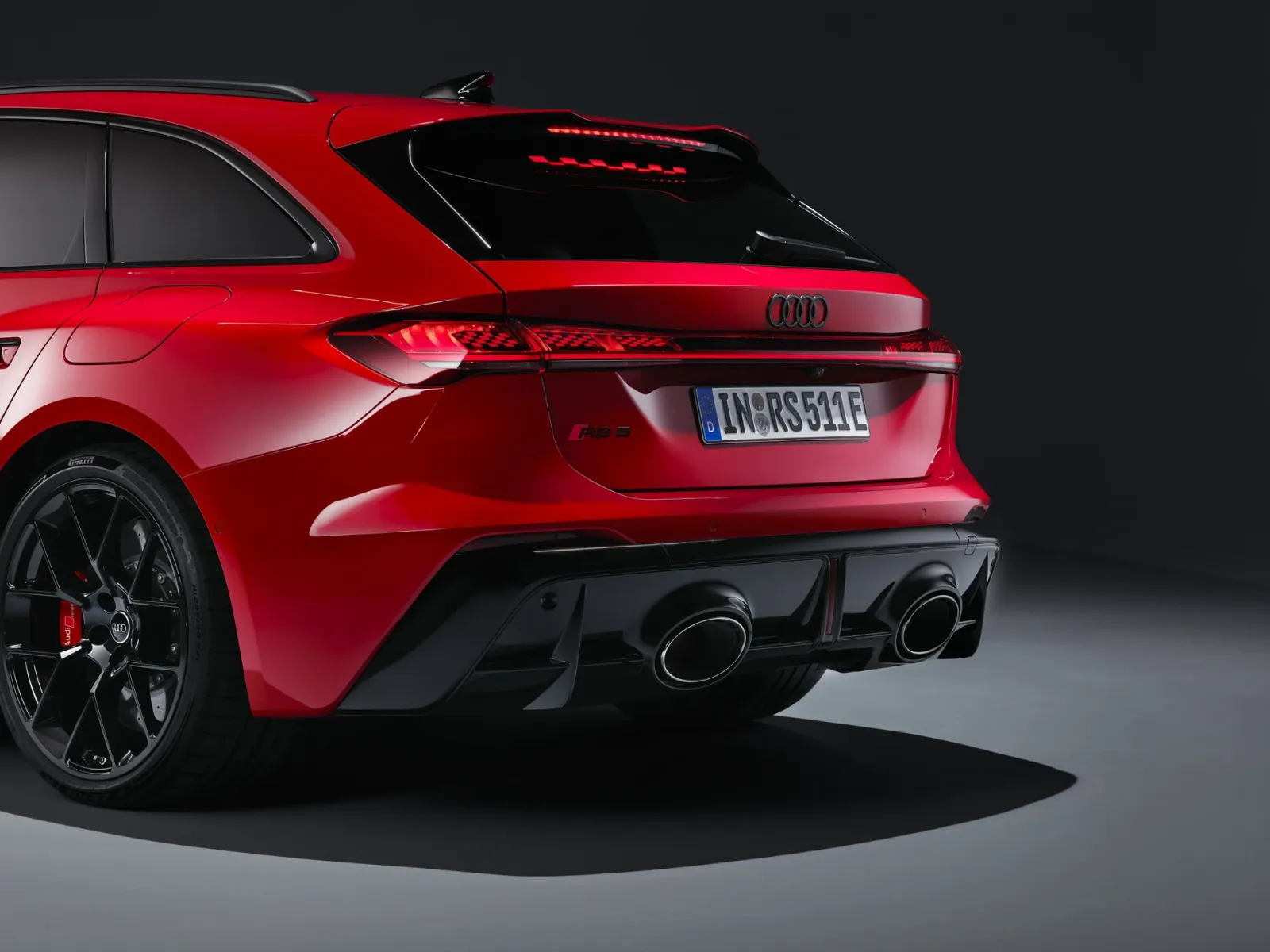 Widok z tyłu na nowe Audi RS 5 Avant.webp
